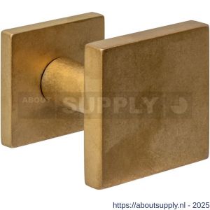 Intersteel Living 3930 voordeurknop vierkant 64x64 mm op achterplaat 54x54 mm verkropt éénzijdige montage PVD messing getrommeld - S26010934 - afbeelding 1