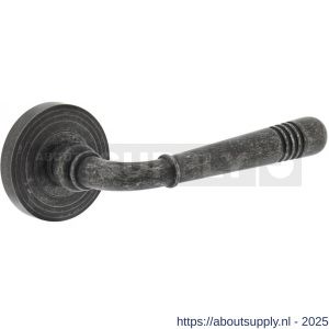 Intersteel Living 1725 deurkruk Helena op rozet verdekt met rillen diameter 55x10 mm met nokken oud grijs - S26006747 - afbeelding 1