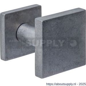 Intersteel 3930 voordeurknop vierkant 64x64 mm op achterplaat 54x54 mm verkropt éénzijdige montage RVS getrommeld - S26010852 - afbeelding 1